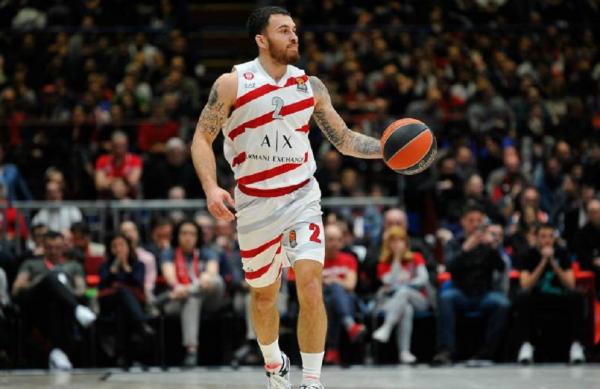 Αρμάνι Μιλάνο : Το καλωσόρισμα του Τζέιμς στον τον Ουάιτ