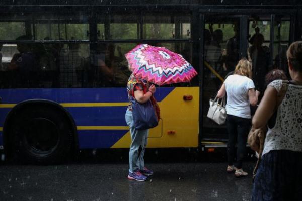 Καιρός: Νέα ανατροπή με μπόρες και καταιγίδες, πού θα χτυπήσουν