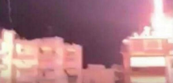 Συγκλονιστική στιγμή : Κεραυνός χτυπάει την ταράτσα πολυκατοικίας στον Εύοσμο