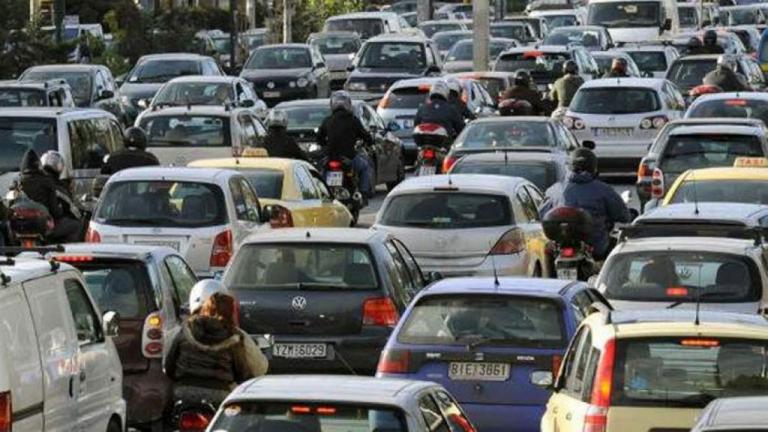 Καραμπόλα 6 οχημάτων με τραυματίες – Ουρές στην Παραλιακή