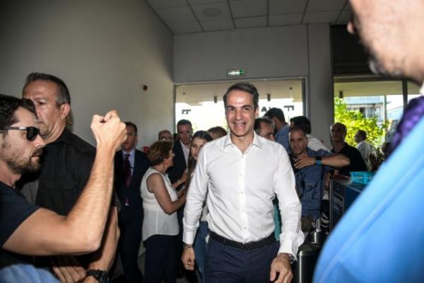 Στα γραφεία της ΝΔ ο Κυριάκος Μητσοτάκης – Στη 1 η ορκωμοσία