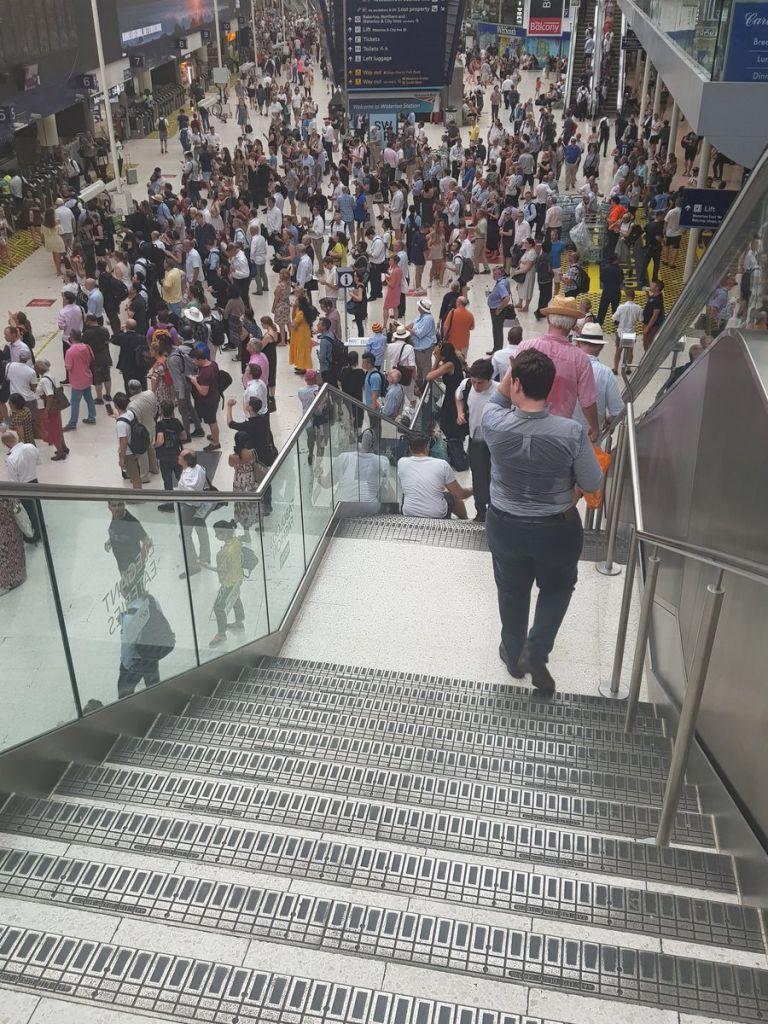 Σκύλος με το αφεντικό του προκαλούν το απόλυτο χάος στο Λονδίνο