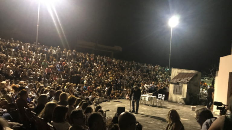 Μάτι: Πλήθος κόσμου στη βραδιά μνήμης