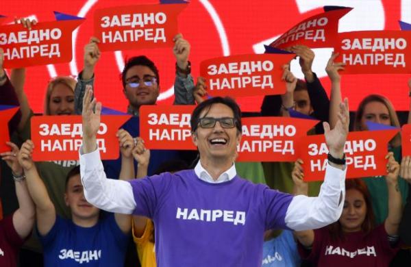 Έκανε… κατακόρυφο μπροστά στον Πρόεδρο των Σκοπίων