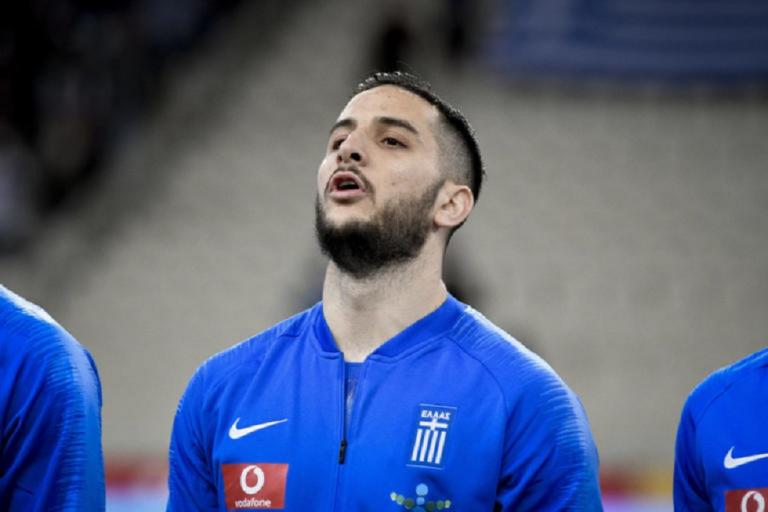 Ο Κώστας Μανωλάς διδάσκει συρτάκι στα αποδυτήρια της Νάπολι