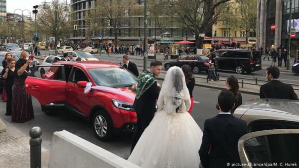 Oταν ο γαμπρός… κλείνει τους δρόμους