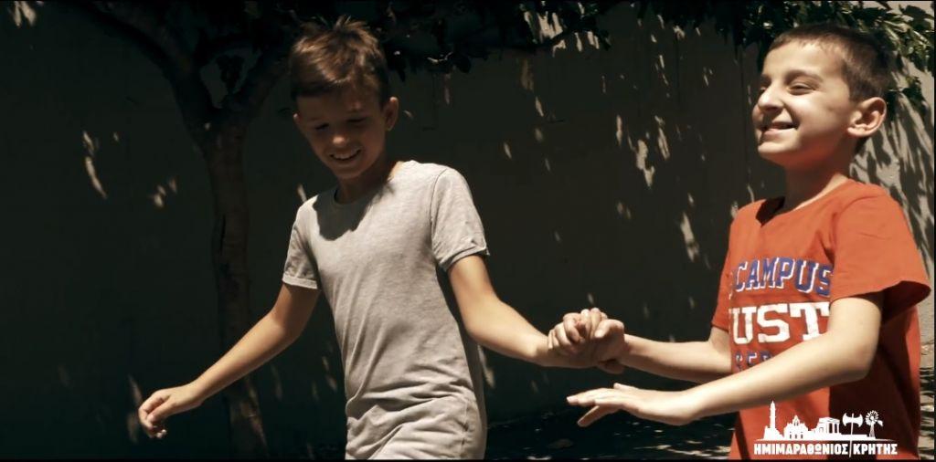 Ημιμαραθώνιος Κρήτης: Το συγκινητικό βίντεο με μαθητή από το σχολείο τυφλών
