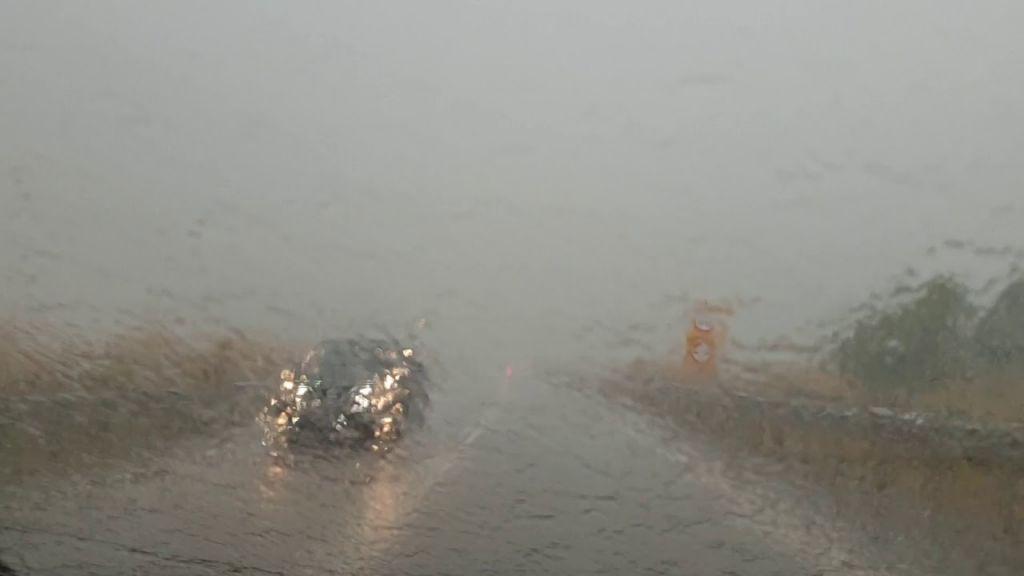 «Πνίγηκαν» Σύρος και Τρίκαλα – Ποτάμια οι δρόμοι