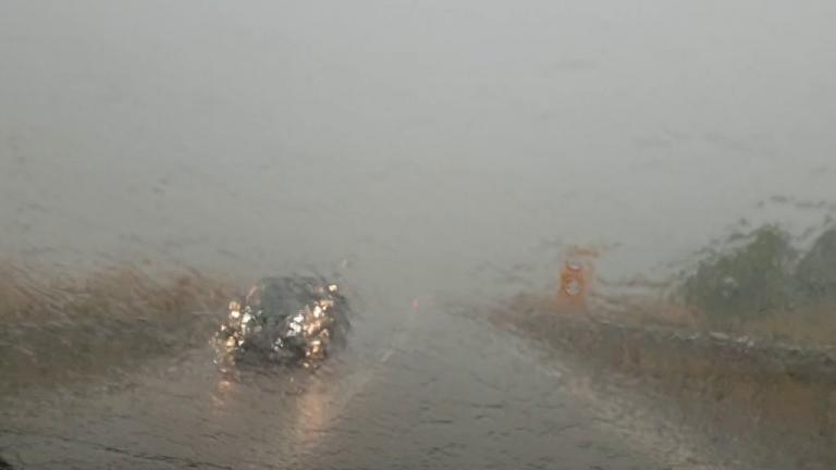 «Πνίγηκαν» Σύρος και Τρίκαλα – Ποτάμια οι δρόμοι