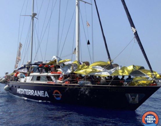 Το ιστιοφόρο Alex σπάει την ιταλική απαγόρευση, μπήκε στο λιμάνι της Λαμπεντούζα με 46 πρόσφυγες