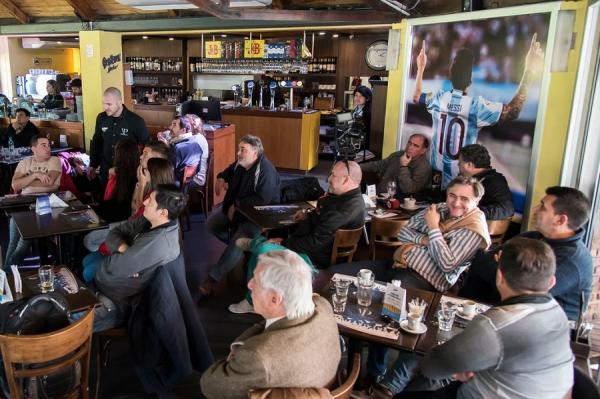 Σπουδαίος Μέσι: Μοιράζει δωρεάν φαγητό σε άστεγους στο Ροζάριο