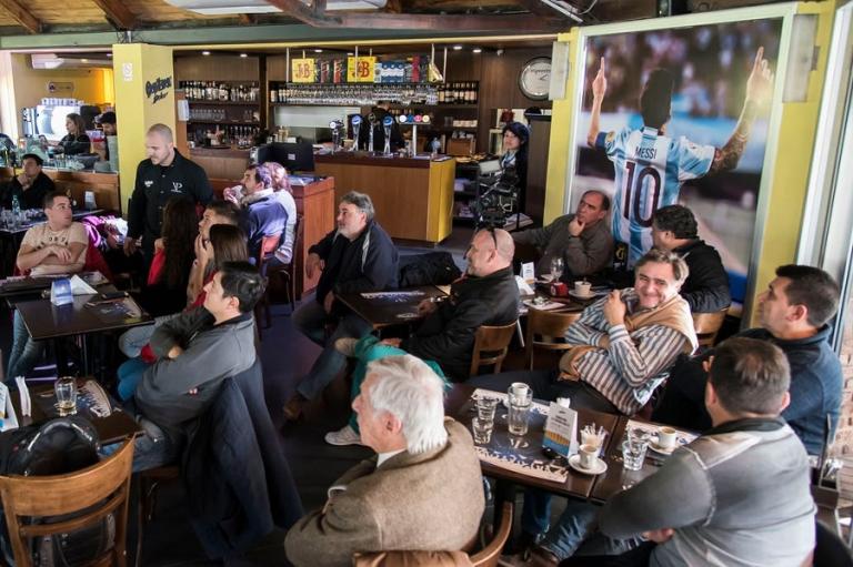 Σπουδαίος Μέσι: Μοιράζει δωρεάν φαγητό σε άστεγους στο Ροζάριο