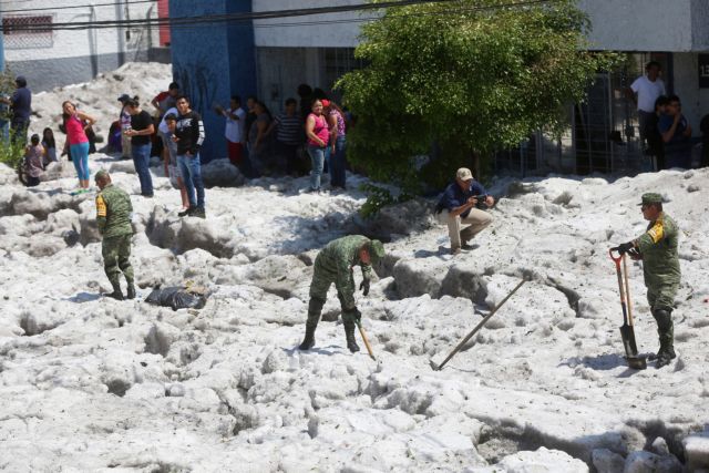 Πρωτόγνωρο: Το Μεξικό βυθίστηκε στο χαλάζι μέσα στο κατακαλόκαιρο