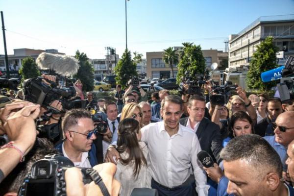 Στα γραφεία της ΝΔ έφτασε ο Κυριάκος Μητσοτάκης