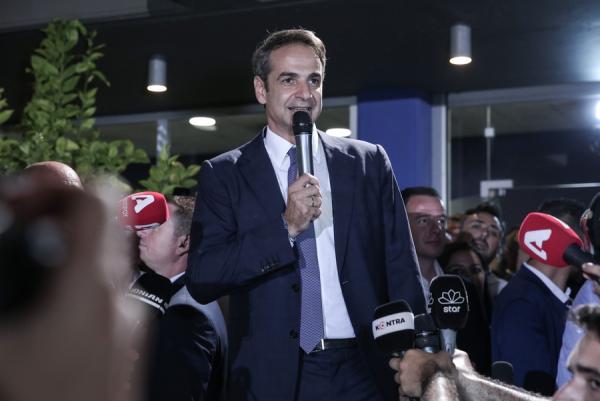 Στην αγκαλιά των παιδιών του ο Μητσοτάκης