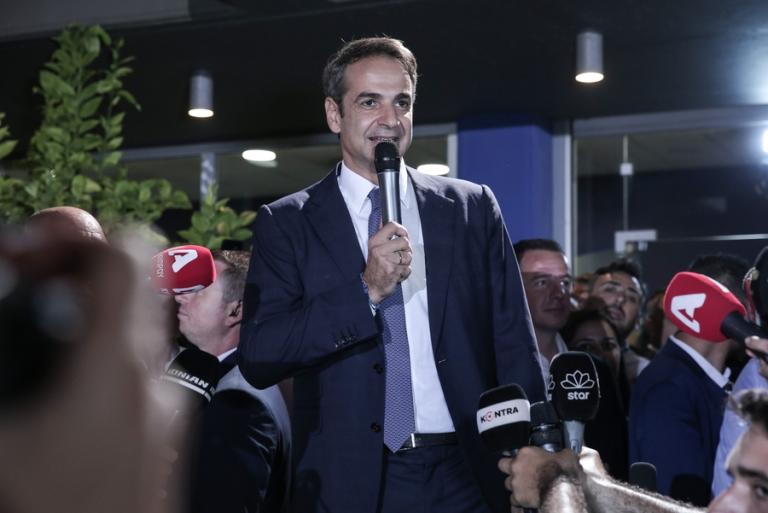 Στην αγκαλιά των παιδιών του ο Μητσοτάκης