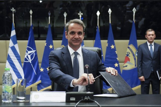 Τα δώρα που έλαβε ο Μητσοτάκης στο ΥΠΕΘΑ [Εικόνες]