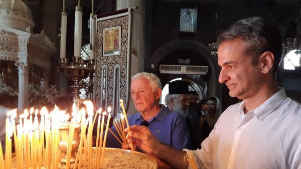 Στον Εσπερινό στην Τήνο ο Κυριάκος Μητσοτάκης