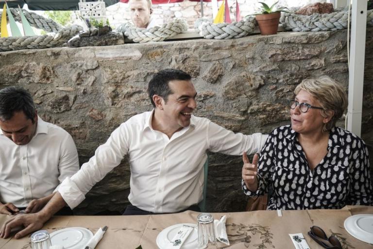 Στο Λαύριο για γεύμα με τους δημοσιογράφους ο Αλέξης Τσίπρας
