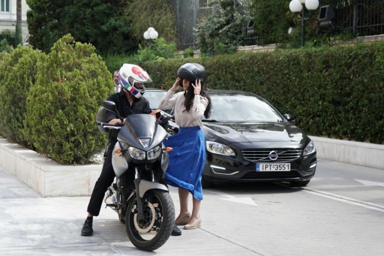 Με μηχανή έφτασε στη Βουλή η Δόμνα Μιχαηλίδου