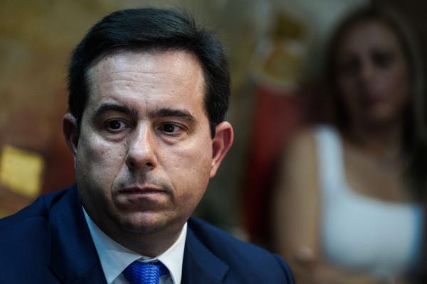Το μπλε γραφείο του Μηταράκη