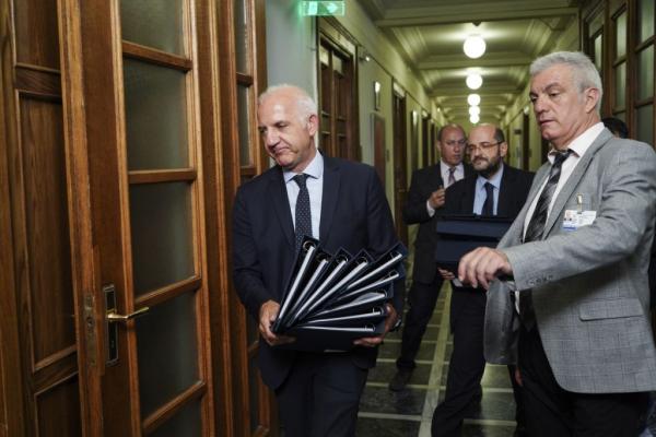 Η ελληνική… καγκελαρία, οι μπλε φάκελοι και πώς θα κυβερνήσει ο Μητσοτάκης