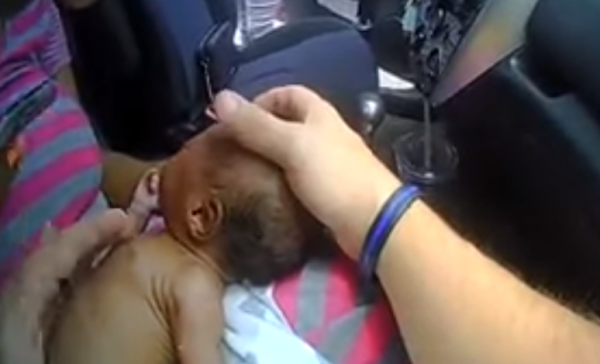 Η στιγμή που αστυνομικός – ήρωας σώζει βρέφος 12 ημερών