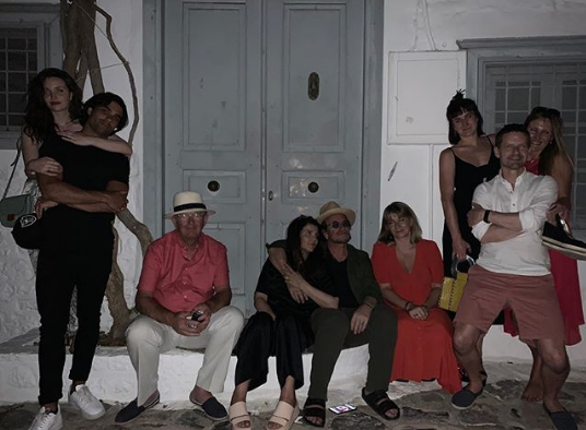 Τις διακοπές του στην Ύδρα απολαμβάνει ο Μπόνο των U2