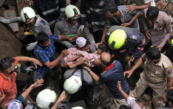 Ινδία: Στους 13 αυξήθηκαν οι νεκροί από την κατάρρευση κτιρίου στη Μουμπάι