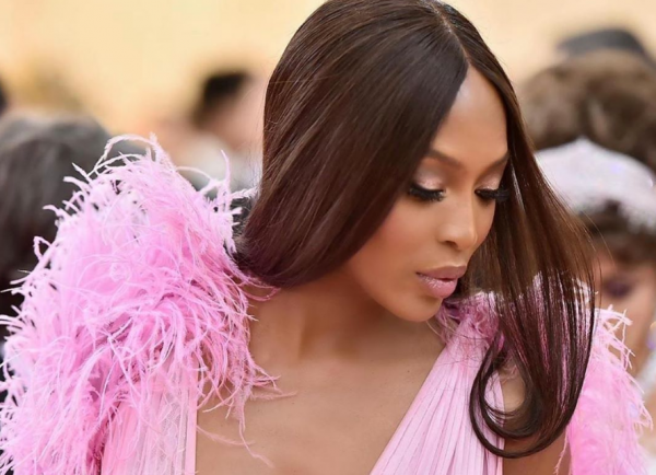 Ταξιδέψτε με στυλ όπως η Ναόμι Κάμπελ