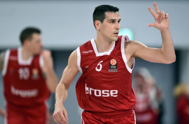 Ενας Ζήσης με τα σέα του και τα μέα του