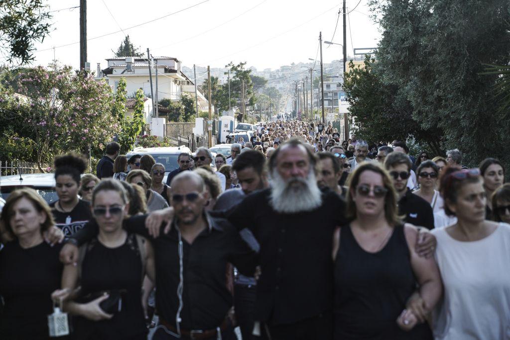 Μάτι: Σιωπηλός περίπατος στη μνήμη των νεκρών – Ηταν όλοι εκεί