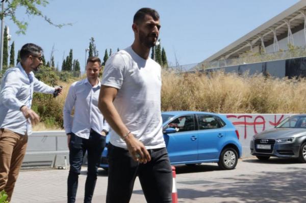 Στα γραφεία της ΑΕΚ για τις υπογραφές ο Ολιβέιρα