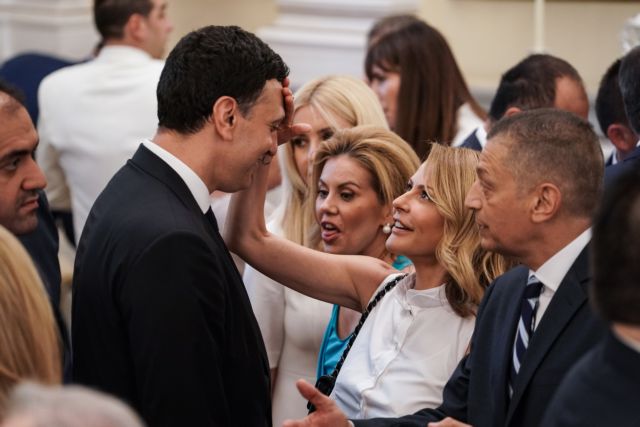 Τα απρόοπτα της ορκωμοσίας: H ξεχασιάρα Ζαχαράκη και ο… μπερδεμένος Δήμας