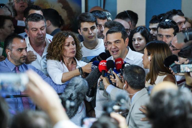 Spiegel: Μόνο με ένα θαύμα θα αποτρέψει την ήττα του ο Τσίπρας