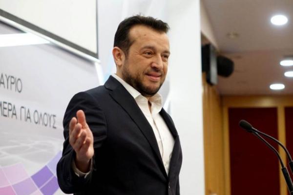 Ο Παππάς στολίζει το γραφείο του πριν το εγκαταλείψει