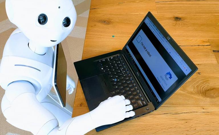 PepperEscu: Το ρομπότ-υπάλληλος που κάνει τη διαφορά