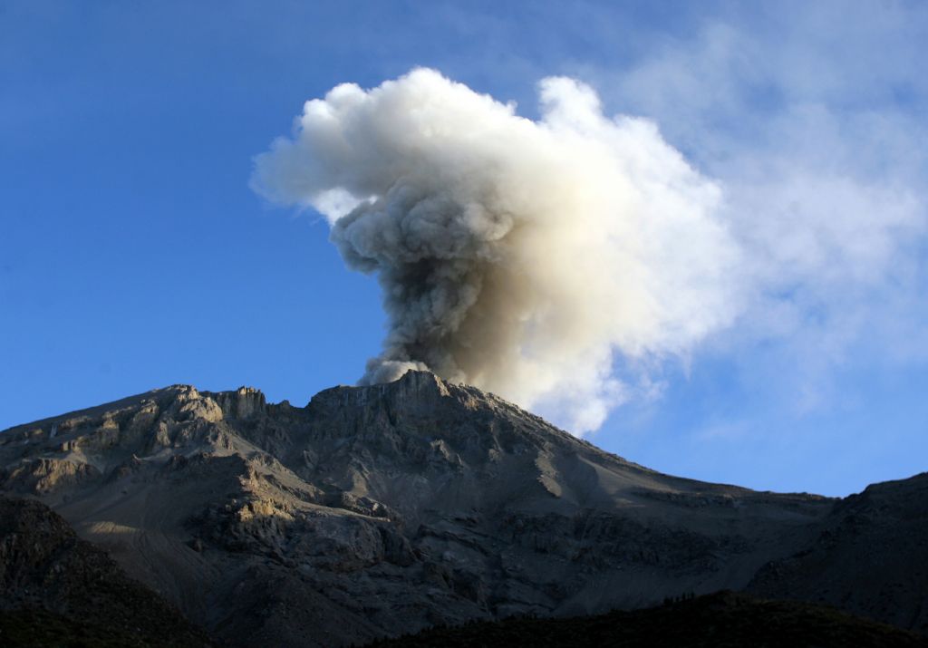 Ξύπνησε το ηφαίστειο Ουμπίνας στο Περού - Επείγουσα εκκένωση 1.000 κατοίκων