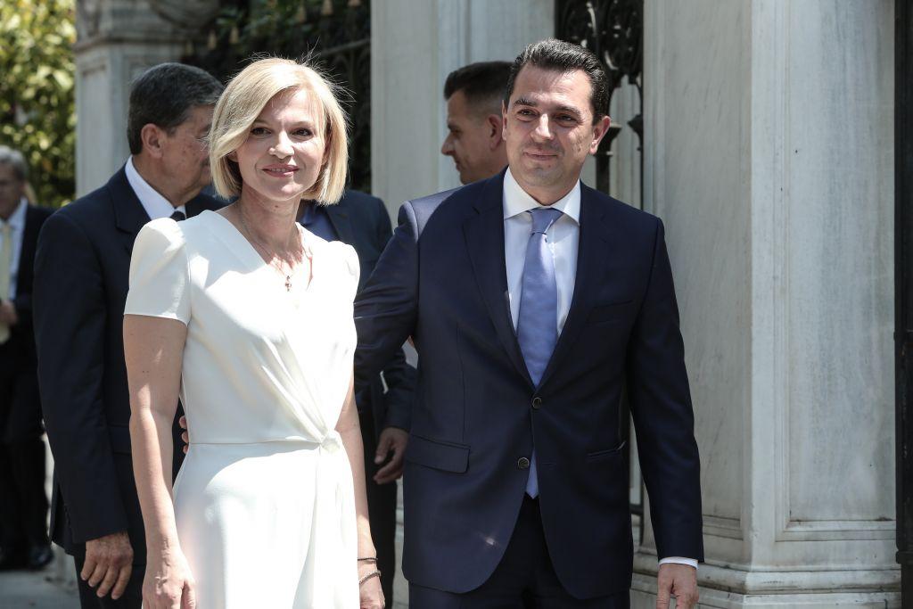 Η άφιξη του K.Σκρέκα με την κομψή σύζυγό του