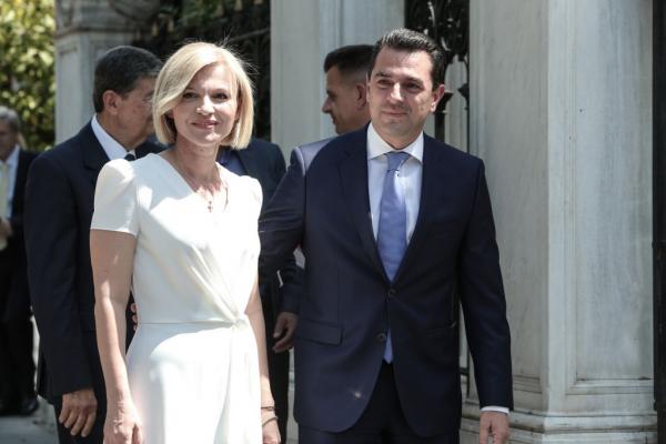 Η άφιξη του K.Σκρέκα με την κομψή σύζυγό του