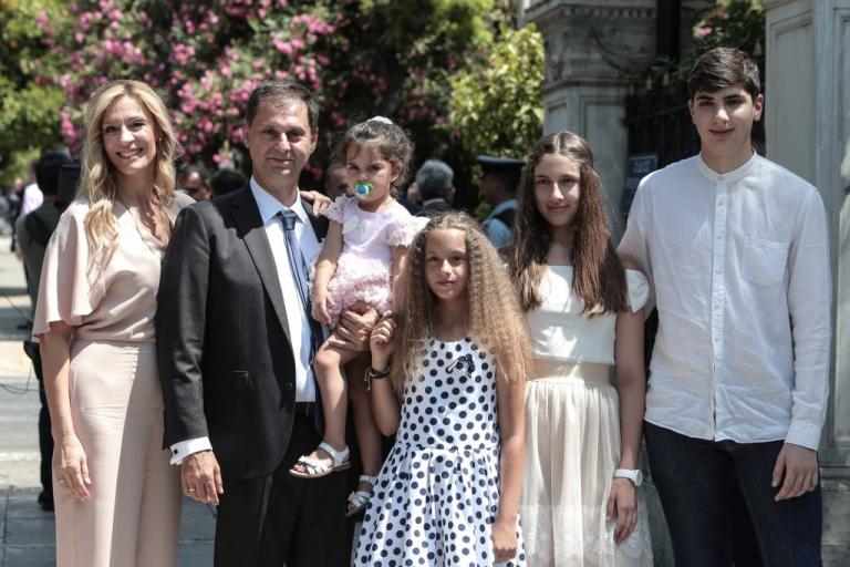 Συν γυναιξί και τέκνοις ο Χάρης Θεοχάρης στο Προεδρικό Μέγαρο