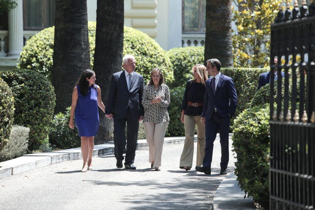 Ας κοιτάξουμε επιτέλους μπροστά