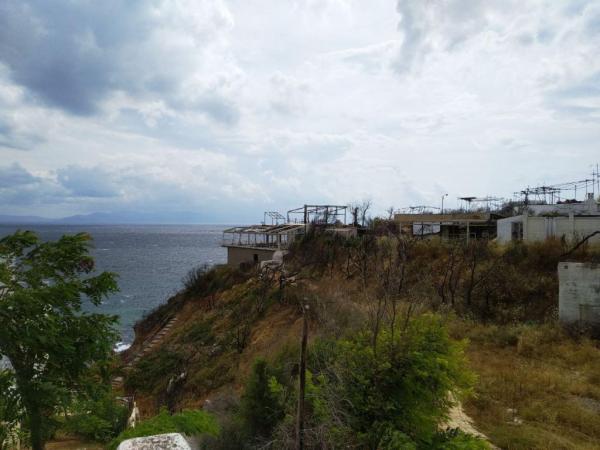 Μάτι: Η ζωή ένα χρόνο μετά την τραγωδία – Οι ελπίδες, η διάψευση, η νεκρή πόλη (εικόνες)