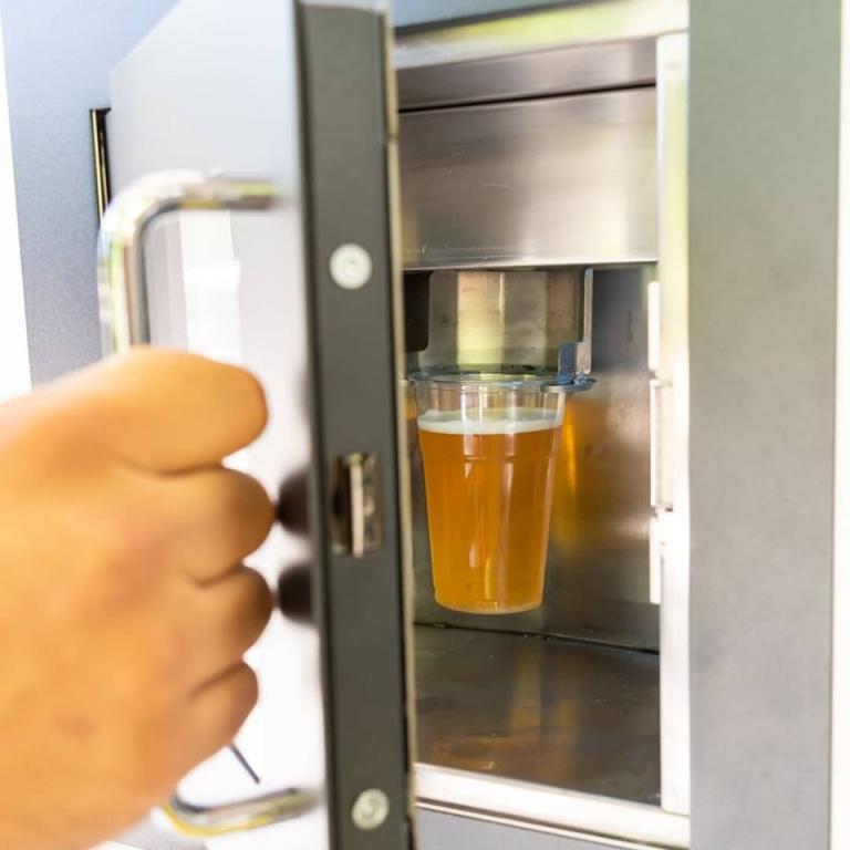 «Πιές μπύρα»: Ο πρώτος αυτόματος πωλητής μπύρας στην Ελλάδα είναι γεγονός – Πού βρίσκεται