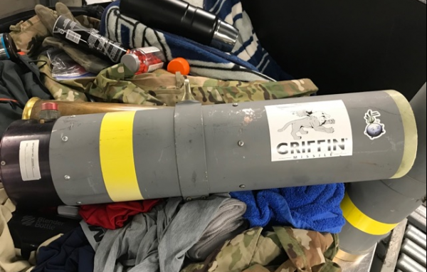Ένα αλλιώτικο σουβενίρ:  Βρήκαν στην βαλίτσα του εκτοξευτήρα πυραύλων