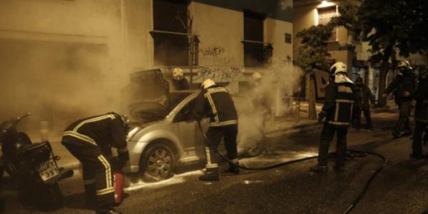 Μπαράζ εμπρησμών αυτοκινήτων τη νύχτα σε Αλιμο και Ασπρόπυργο