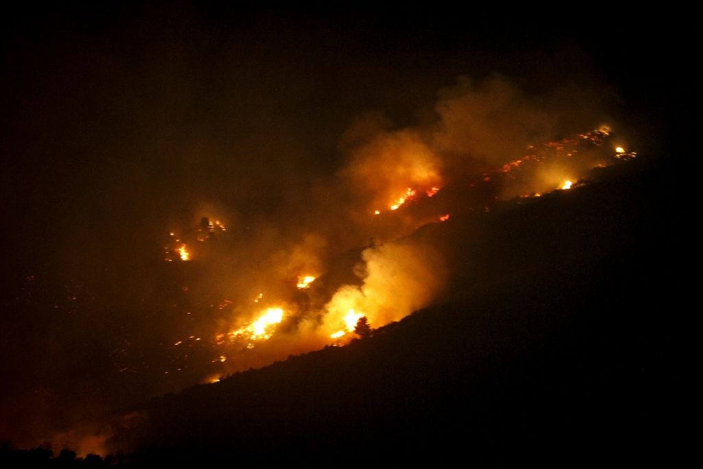 Στις φλόγες καταυλισμός μεταναστών και θερμοκήπια στην Πάτρα
