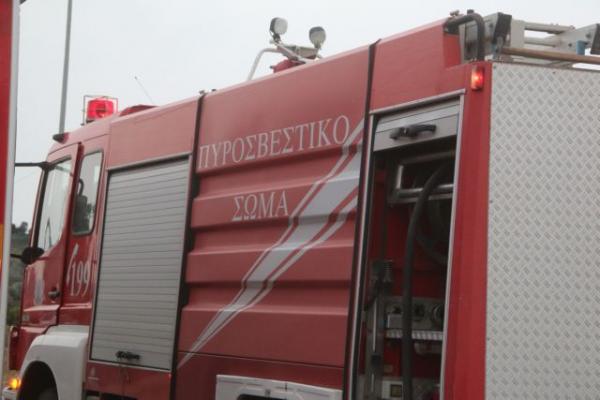 Υπό έλεγχο η φωτιά στη βιοτεχνία εκκλησιαστικών ειδών στον Μαραθώνα