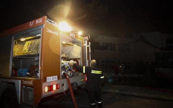 Στις φλόγες ΙΧ σε πιλοτή πολυκατοικίας στη Γλυφάδα