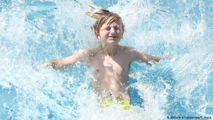 Ντίσελντορφ : Μπάνιο στην πισίνα μόνο με την ταυτότητα!